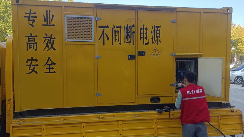 灵石柴油发电机组和UPS电源配合使用时，如何避免切换过程中的电力中断？